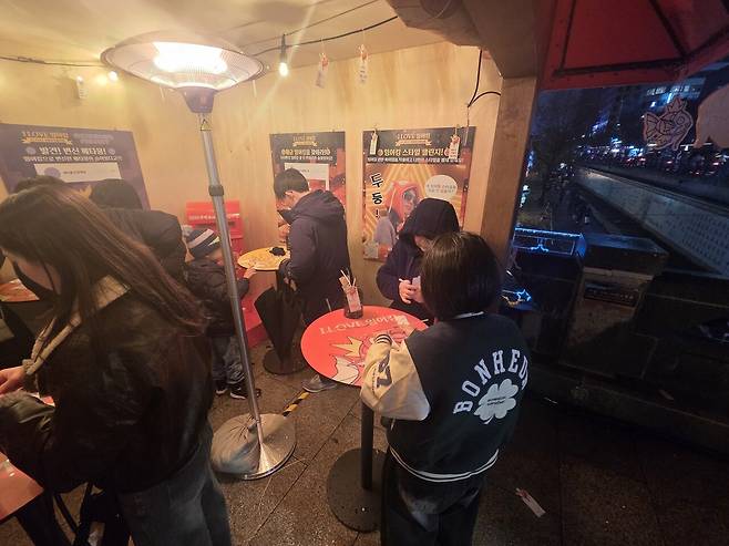 2026 소원을 적고 있는 관람객들&nbsp;(사진=홍수민 기자)