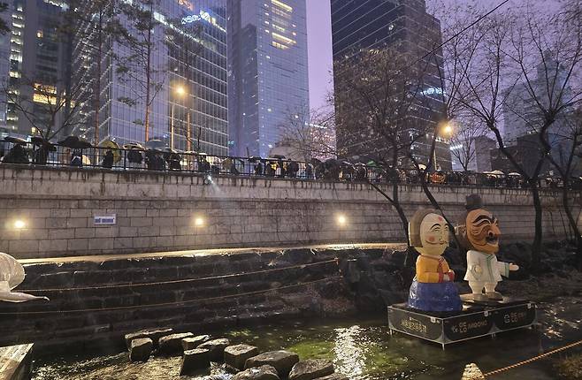 여기서부터 저기까지 전부 다 줄이니 잉어킹 상점 방문하려면 일찍 오세요&nbsp;(사진=홍수민 기자)