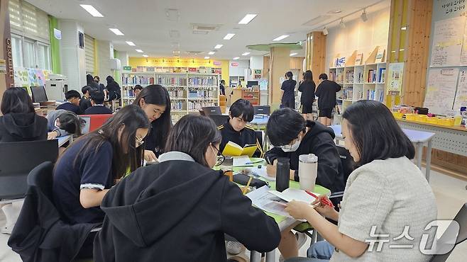 지도교사와 학생들이 도서관 중심 리터러시 교육활동을 하고 있다. (전남도교육청 제공, 재판매 및 DB 금지)/뉴스1