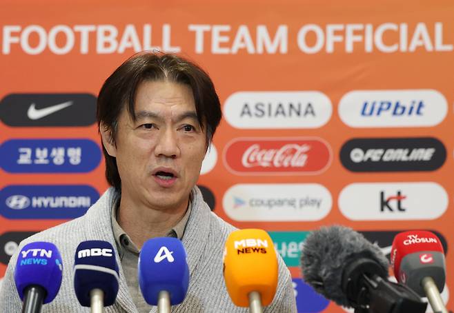 12일 귀국해 인터뷰에 응한 홍명보 감독. 인천공항 | 연합뉴스