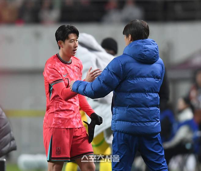손흥민이 18일 서울월드컵경기장에서 열린 남자축구 국가대표 평가전 가나와 경기에서 교체되어 나오며 홍명보 감독과 악수를 하고 있다. 2025. 11. 18. 상암 | 최승섭기자 thunder@sportsseoul.com