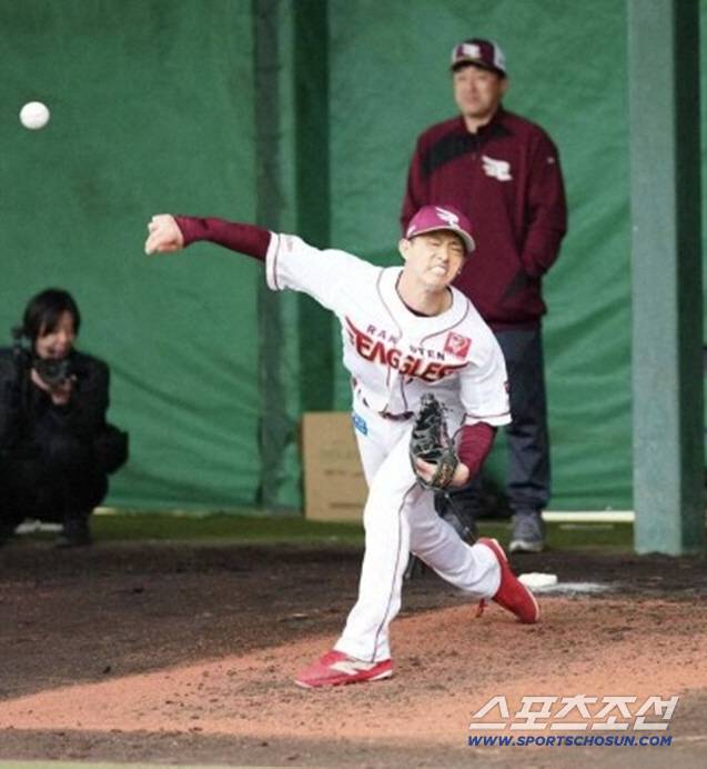 지난 2월 구단 관계자들 앞에서 불펜피칭을 한 다쓰미. 최고 시속 152km 빠른공을 던졌지만 투수로 불가하다는 평가를 받았다. 사진캡처=라쿠텐 이글스 SNS