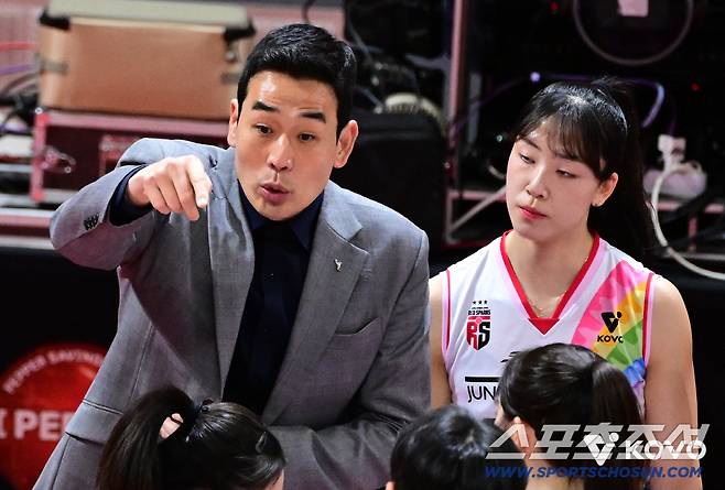 정관장 고희진 감독이 선수들에게 작전지시를 하고 있다. 사진제공=KOVO