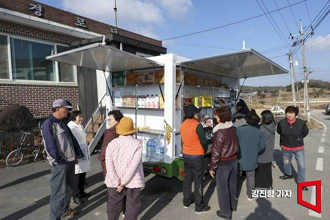 1일 충남 당진 합덕읍 도곡1리마을회관에 마련된 가가호호 찾아가는 당진농촌이동장터를 찾은 주민들이 물품을 구매하고 있다. 강진형 기자