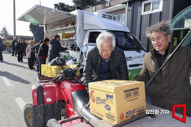 1일 충남 당진 합덕읍 도곡1리마을회관에 마련된 가가호호 찾아가는 당진농촌이동장터를 찾은 주민들이 물품을 구매하고 있다. 강진형 기자
