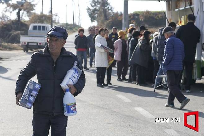 1일 충남 당진 합덕읍 도곡1리마을회관에 마련된 가가호호 찾아가는 당진농촌이동장터를 찾은 주민들이 물품을 구매하고 있다. 강진형 기자