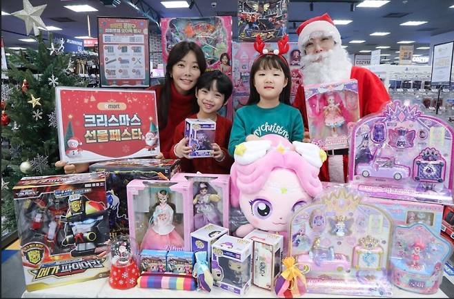 대형마트 휴무일? 이마트·롯데마트·홈플러스·코스트코 ‘할인 홈파티’ = 이마트·롯데마트·홈플러스·코스트코 등 대형마트가 이번 주는 각사별 특색있는 할인행사에 돌입한다. 특히, 이마트는 ‘연말 홈파티’ 먹거리 할인 행사를, 롯데마트는 ‘윈터 해피딜’ 행사를, 홈플러스는 '샤브샤브 페스타'로 연말 행사에 마지막 승부수를 띄우고 있다. ©사진=이마트: 대형마트 휴무일? 이마트·롯데마트·홈플러스‧코스트코 등 마트 휴일, 쉬는날