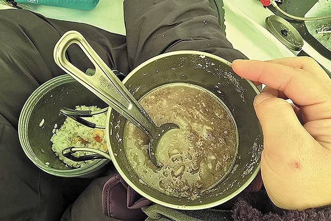 한국에서 동결 건조해 가져간 소불고기를 끓이자 잘게 부서져 죽처럼 됐다. /김영미 제공