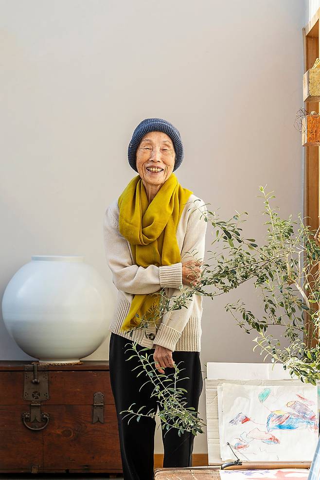 팔순이 넘은 조경가 정영선은 새벽 5시 집 주변의 나무와 꽃, 풀을 돌보는 것으로 하루를 시작한다. 건강 비결을 묻자 “잘 먹고 잘 자는 것”이라며 웃었다. “다시 태어나도 조경가를 할 것이냐”는 질문에는 이렇게 답했다. “글쎄, 모르겠네. 그냥 조경가가 되겠지, 다시 태어나도.” /양수열 영상미디어 기자