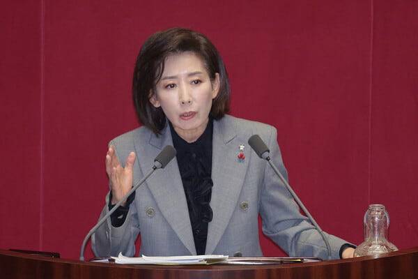 나경원 국민의힘 의원이 지난 9일 서울 여의도 국회에서 열린 제429회국회(정기회) 제16차 본회의에서 가맹사업거래의 공정화에 관한 법률 일부개정법률안에 대한 필리버스터(무제한 토론)를&nbsp;하고 있다. photo 뉴스1