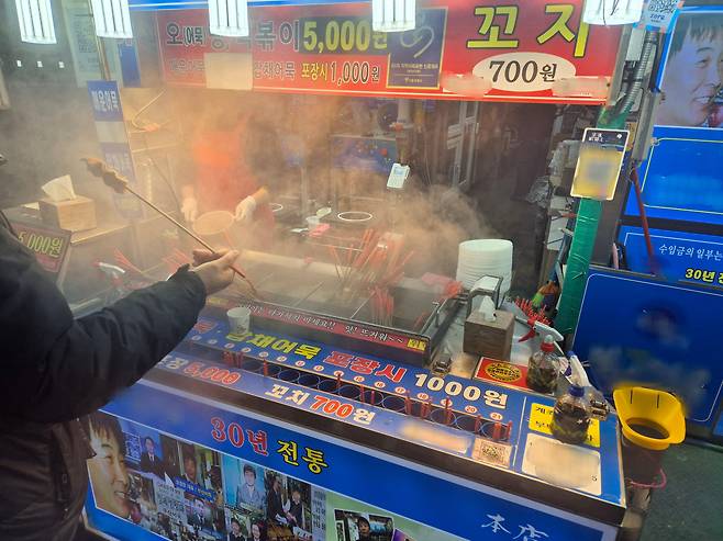 5일 오후 6시쯤 서울 용산구 용문시장 근처의 D 분식집. 어묵 꼬치를 700원에 판매하고 있다. /권우석 기자