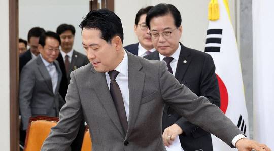 국민의힘 장동혁 대표와 송언석 원내대표 등이 11일 국회에서 열린 최고위원회의에 입장하고 있다. 연합뉴스