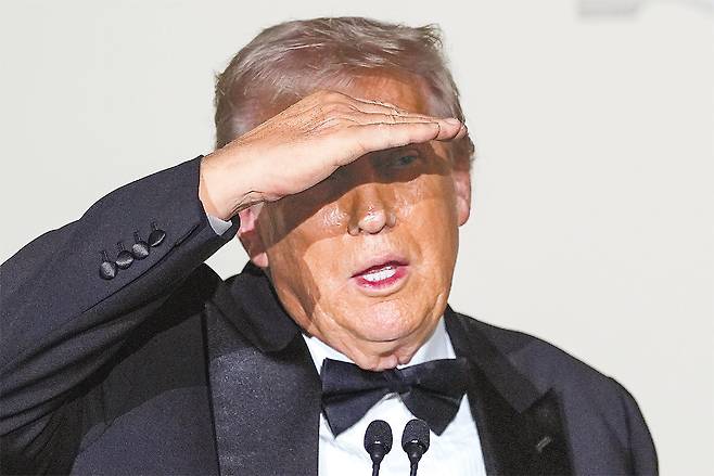 도널드 트럼프 미국 대통령이 11일(현지 시간) 워싱턴 백악관에서 열린 초당적 의원 교류 행사인 ‘의회 무도회’에서 참석자들을 바라보고 있다. 워싱턴=AP 뉴시스