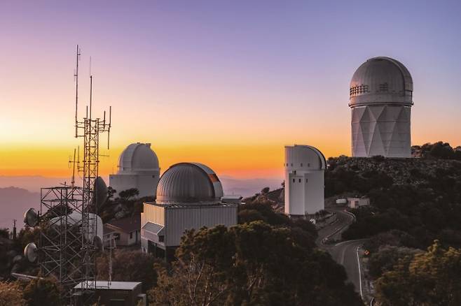 DESI는 미국 키트피크 산꼭대기에 있는 천문 관측 장비다. NOIRlab 제공.