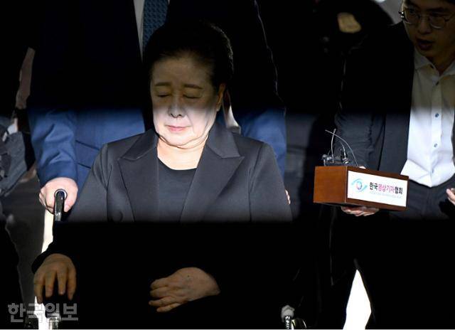 한학자 통일교 총재가 9월 22일 서울 서초구 서울중앙지법에서 열린 영장실질심사에 출석하기 위해 휠체어를 탄 채 법원 청사 안으로 들어서고 있다. 박시몬 기자