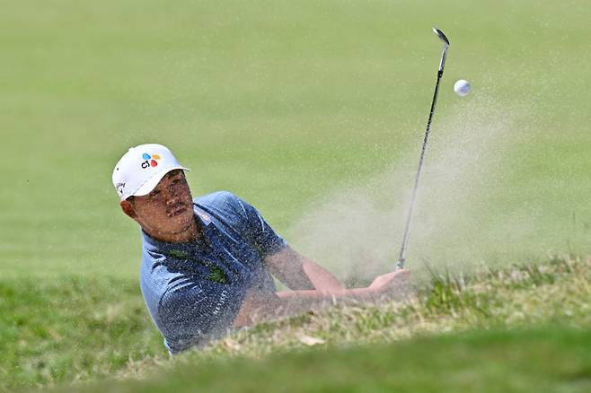 <yonhap photo-7182=""> South Korea's Kim Si-woo hits out of a bunker during the final round of the Australian Open golf tournament at the Royal Melbourne Golf Club in Melbourne on December 7, 2025. (Photo by William WEST / AFP) / --IMAGE RESTRICTED TO EDITORIAL USE - STRICTLY NO COMMERCIAL USE--/2025-12-07 18:24:32/ <저작권자 ⓒ 1980-2025 ㈜연합뉴스. 무단 전재 재배포 금지, AI 학습 및 활용 금지></yonhap>