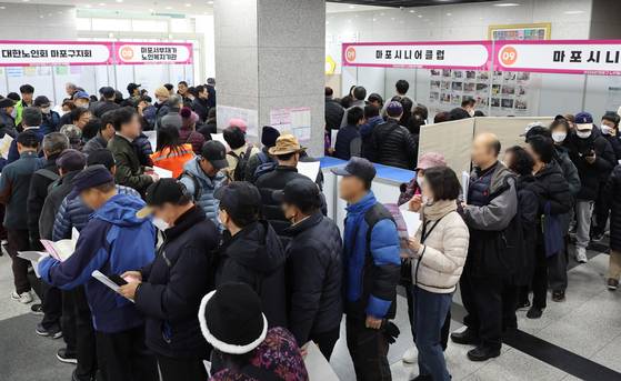지난 10일 서울 마포구청에서 열린 마포구 노인일자리 박람회 모습. 연합뉴스
