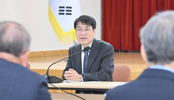 김정기 대구시장 권한대행이 지난 11일 간부회의에서 발언하고 있다. 사진 대구시