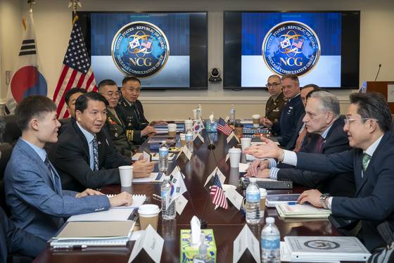 김홍철 국방부 국방정책실장(왼쪽 둘째)과 로버트 수퍼 미국 전쟁부 핵억제·화생방어 정책 및 프로그램 수석부차관보대행(오른쪽 둘째)이 11일(현지시간) 워싱턴에서 한·미 핵협의그룹(NCG) 5차 회의를 진행하고 있다. NCG는 한국이 미국의 핵 운용에 의견 개진이 가능한 양자 협의체다. [사진 국방부]