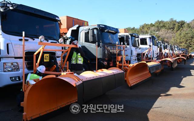 ▲ 3일 춘천도로관리사업장에서 관계자들이 제설차량을 점검하고 있다.김정호 기자