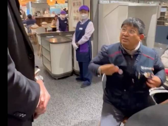 백화점 보안요원에 항의하는 이김춘택 사무장. / 사진=X 캡처