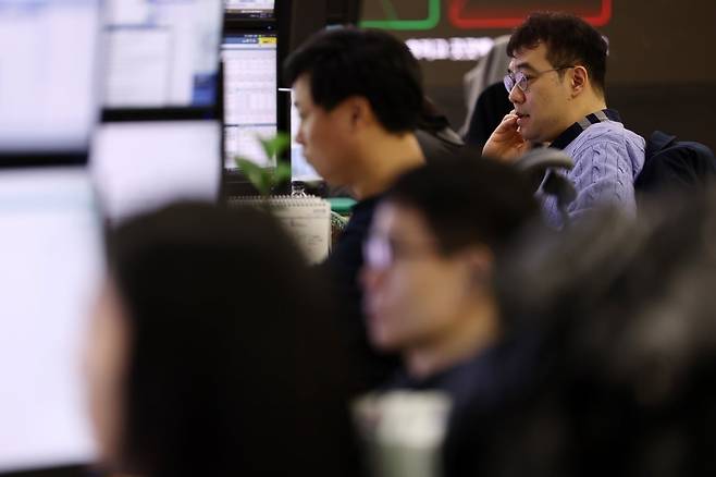 하나은행 본점 딜링룸에서 딜러들이 금융시장 상황을 들여다보고 있다.연합뉴스