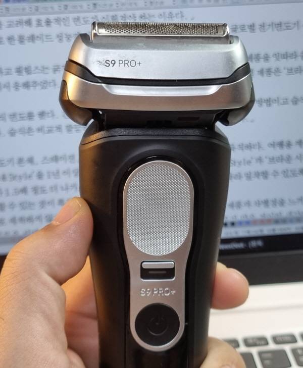 브라운 면도기 시리즈 9 PRO+ 울트라씬 옆면. 아래쪽 쇠 버튼을 올리면 헤드를 최대 40도까지 움직여 얼굴선을 따라 면도할 수 있다. 정옥재 기자