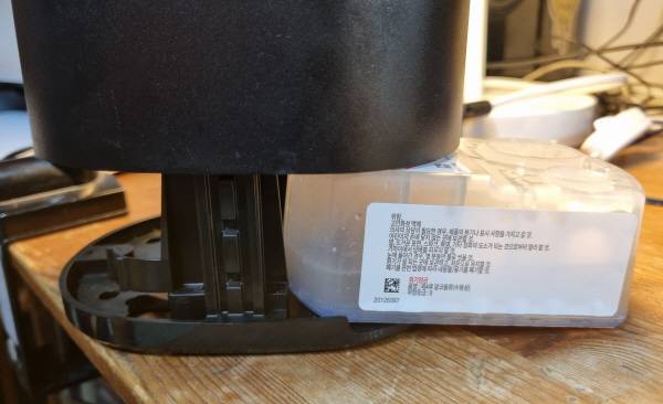 브라운 면도기 시리즈 9 PRO+ 울트라씬 스테이션에서 세정액 케이스를 꺼냈다. 정옥재 기자