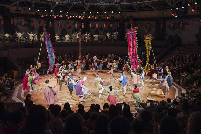 A scene from "Madangnori Hong Gildong" (National Theater of Korea)