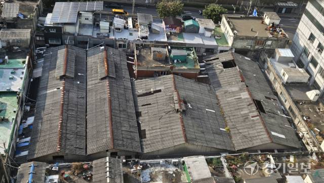 12일 위에서 내려다본 인천 미추홀구 제일시장 모습. 지붕 곳곳이 파손·탈락해있다. 박기웅기자