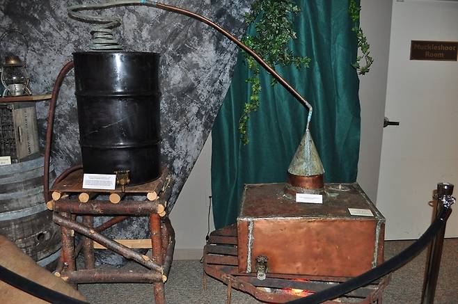 불법 증류 장비를 재현한 모습. [사진출처=Joe Mabel]