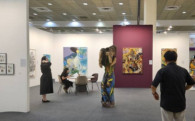 지난 9월 서울 강남구 코엑스에서 개막한 국제아트페어 ‘키아프(Kiaf) 서울’ 전경. 생존 국내 작가의 작품이나 조각·설치 작품은 양도가액이나 시세 차액(소득)에 상관 없이 양도소득세가 부과되지 않는다. 송경은 기자