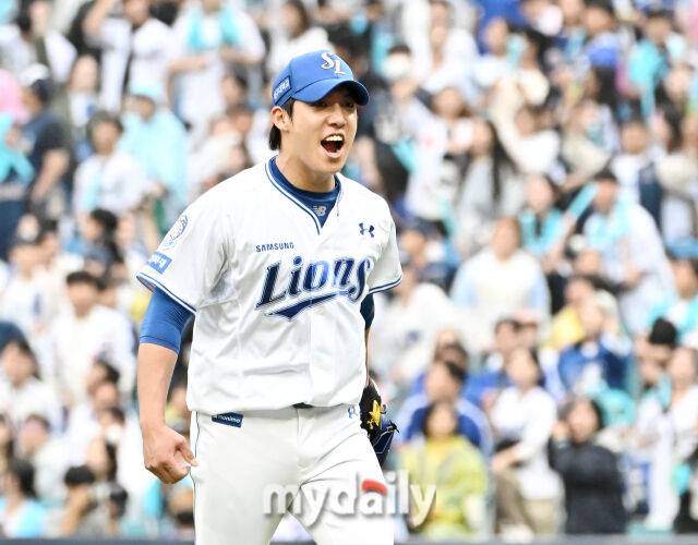 7일 오후 대구광역시 수성구 대구삼성라이온즈파크에서 진행된 '2025 프로야구 KBO리그 포스트시즌' 와일드카드 결정전 1차전 삼성라이온즈와 NC다이노스의 경기. 삼성 원태인이 6회초 2사 1,2루서 이우성을 우익수 뜬공으로 잡은 뒤 포효하고 있다./마이데일리