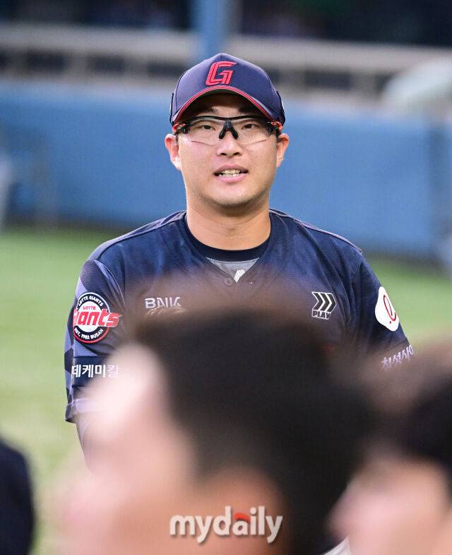 2025년 9월 2일 오후 서울 잠실구장에서 열린 '2025 신한 SOL뱅크 KBO 리그' 롯데 자이언츠와 LG 트윈스의 경기. 롯데 선발투수 박세웅이 1회말 투구를 마친 뒤 환하게 웃으며 더그아웃으로 들어가고 있다./마이데일리