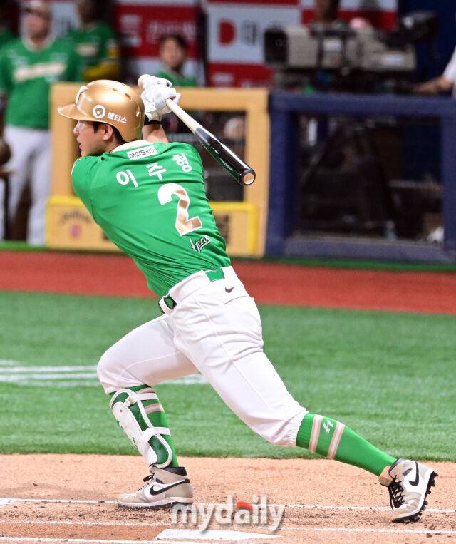 2025년 8월 2일 오후 서울 고척스카이돔에서 열린 '2025 신한 SOL뱅크 KBO 리그' 롯데 자이언츠와 키움 히어로즈의 경기. 키움 이주형이 1회말 2사 1.2루서 2타점 2루타를 치고 있다./마이데일리