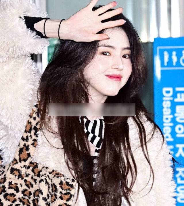 배우 한소희가 화려한 공황 패션을 선보였다. / 한소희 인스타그램