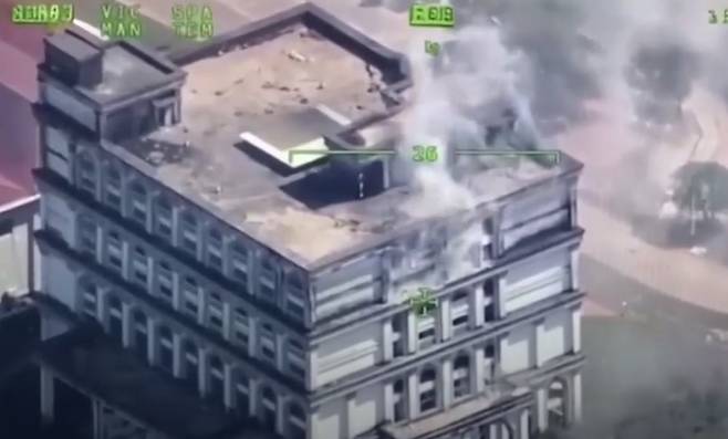 태국 해군은 캄보디아 건물에 포격을 가하는 영상을 공개했다 [태국 해군]