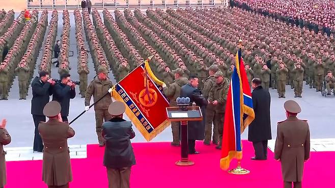 [서울=뉴시스] 북한 조선중앙TV가 13일 "해외작전지역에 출병하였던 조선인민군 공병부대 지휘관, 전투원들이 부과된 군사임무를 완수하고 승리의 개가드높이 귀국하였다"며 "제528공병련대(연대) 환영식이 12일 수도 평양의 4.25문화회관광장에서 성대히 진행되었다"고 13일 보도했다. 이날 환영식에는 김정은 국무위원장이 참석해 북한군의 공로를 치하했다.  (사진=조선중앙TV 캡처) 2025.12.13. photo@newsis.com  *재판매 및 DB 금지