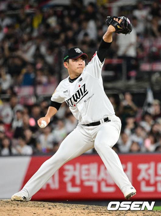 [OSEN=수원, 조은정 기자]3일 오후 수원KT위즈파크에서 ‘2025 신한 SOL BANK KBO리그’ KT 위즈와 롯데 자이언츠의 경기가 진행됐다.이날 경기에 KT는 헤이수스, 롯데는 감보아를 선발투수로 내세웠다. 9회초 KT 박영현이 역투하고 있다. 2025.09.03 /cej@osen.co.kr