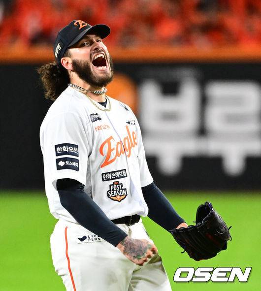 [OSEN=대전, 지형준 기자] 24일 오후 대전 한화생명볼파크에서 2025 신한 SOL Bank KBO리그 포스트시즌 플레이오프 5차전 한화 이글스와 삼성 라이온즈의 경기가 열렸다.한화는 코디 폰세, 삼성은 최원태를 선발 투수로 내세웠다.5회초 2사에서 한화 폰세가 삼성 디아즈를 삼진 처리하며 포효하고 있다. 2025.10.24 /jpnews@osen.co.kr