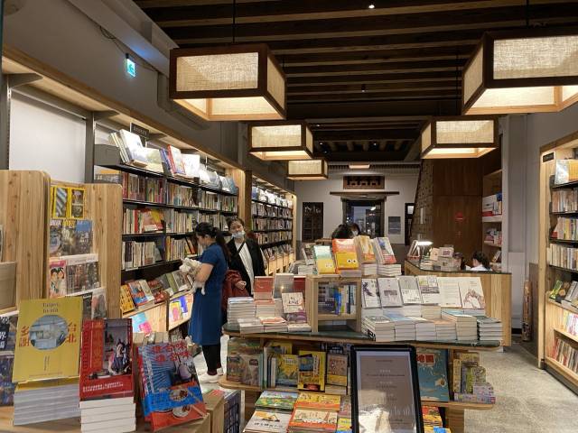 ▲ 대만의 한 독립서점 풍경. 대만의 독서문화는 한국보다 확연히 발달했지만, 출판시장 규모가 인구 대비 두 배까지 차이가 나는 건 중화권 시장이라는 요인을 고려해야 설명 가능하다. ⓒ필자