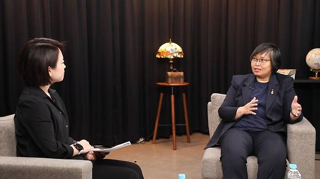 진마아웅 미얀마 민주진영의 민족통합정부(NUG) 외교부 장관이 SBS 김혜영 기자와 인터뷰를 진행하고 있다. (2025년 12월 10일)