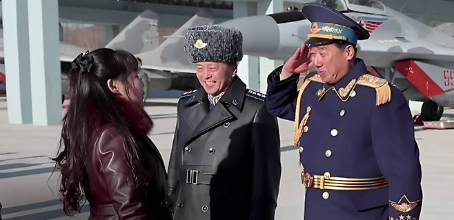 북한 매체 조선중앙TV가 공개한 11월28일 북한 공군 창설 80주년 행사에 참석한 김정은 북한 국무위원장의 딸 김주애가 단독으로 공군 장교로부터 경례를 받는 장면 ⓒ조선중앙통신 연합