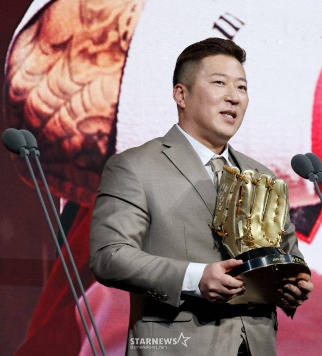 삼성 신민재가 9일 서울 잠실 롯데호텔 월드에서 열린 2025 신한 SOL뱅크 KBO 골든글러브 시상식에서 지명타자 골든글러브를 수상했다. /사진=강영조 선임기자