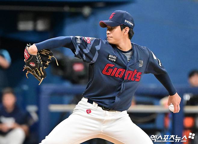 2025시즌 25경기 32이닝 승리 없이 2패, 3홀드 평균자책점 3.09로 성장세를 보여줬던 롯데 자이언츠 좌완 유망주 홍민기. 사진 엑스포츠뉴스 DB