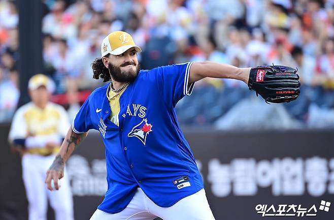 미국 야구통계사이트 팬그래프닷컴이 토론토 블루제이스 투수 코디 폰세가 2026시즌 40경기(선발 24경기) 155이닝 9승 9패 평균자책점 4.00의 성적을 기록할 것으로 내다봤다. 폰세는 2020~2021시즌 빅리그 통산 20경기(선발 5경기) 55⅓이닝 1승 7패 평균자책점 5.86을 올렸다. 엑스포츠뉴스 DB