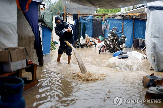 가자지구 홍수 (누세이라트 로이터=연합뉴스) 12일(현지시간) 가자지구 중부의 한 난민촌에 폭우로 침수 피해가 났다. 2025.12.12 photo@yna.co.kr