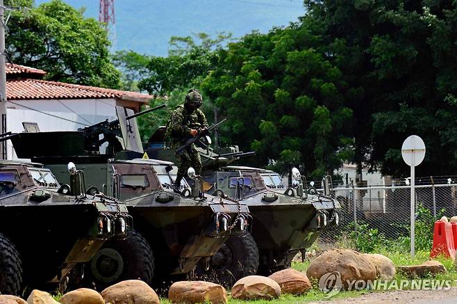 12일(현지시간) 콜롬비아 반군 활동지 인근에서 경계 근무하는 장병 [쿠쿠타 AFP=연합뉴스. 재판매 및 DB 금지]