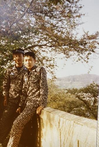 마산고 시절 교정에서 친구와 함께한 김경록 고문(오른쪽) [본인 제공]