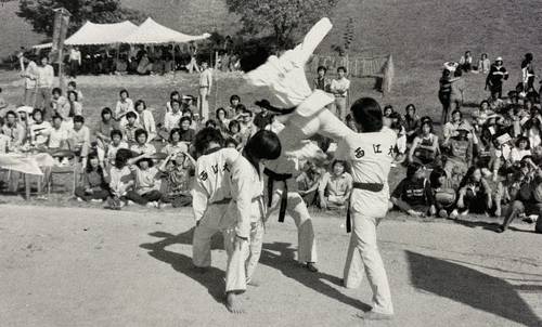 서강대 태권도부 시절, 발차기 시범을 보이는 김경록 고문 [본인 제공]